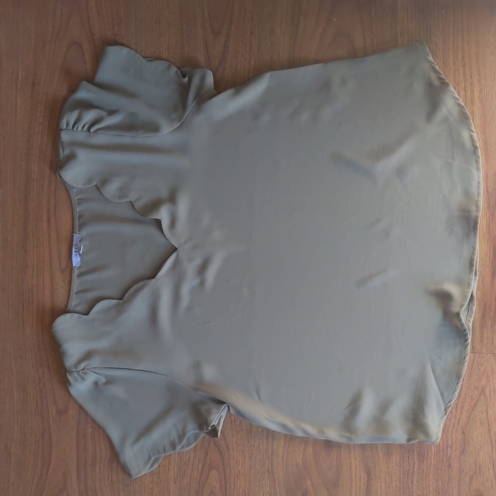 Scalloped edge / vneck blouse / olive green